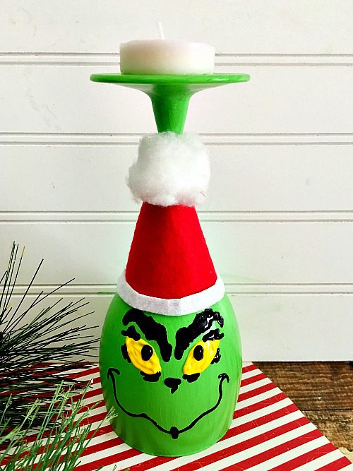 24 Easy DIY Grinch Centerpieces for a Whoville-Inspired Christmas 66 24 Easy DIY Grinch Centerpieces for a Whoville-Inspired Christmas grinch centerpieces16 DIY Grinch Centerpieces