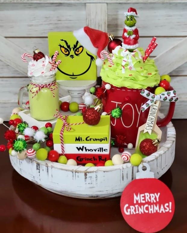 24 Easy DIY Grinch Centerpieces for a Whoville-Inspired Christmas 53 24 Easy DIY Grinch Centerpieces for a Whoville-Inspired Christmas grinch centerpieces2 DIY Grinch Centerpieces
