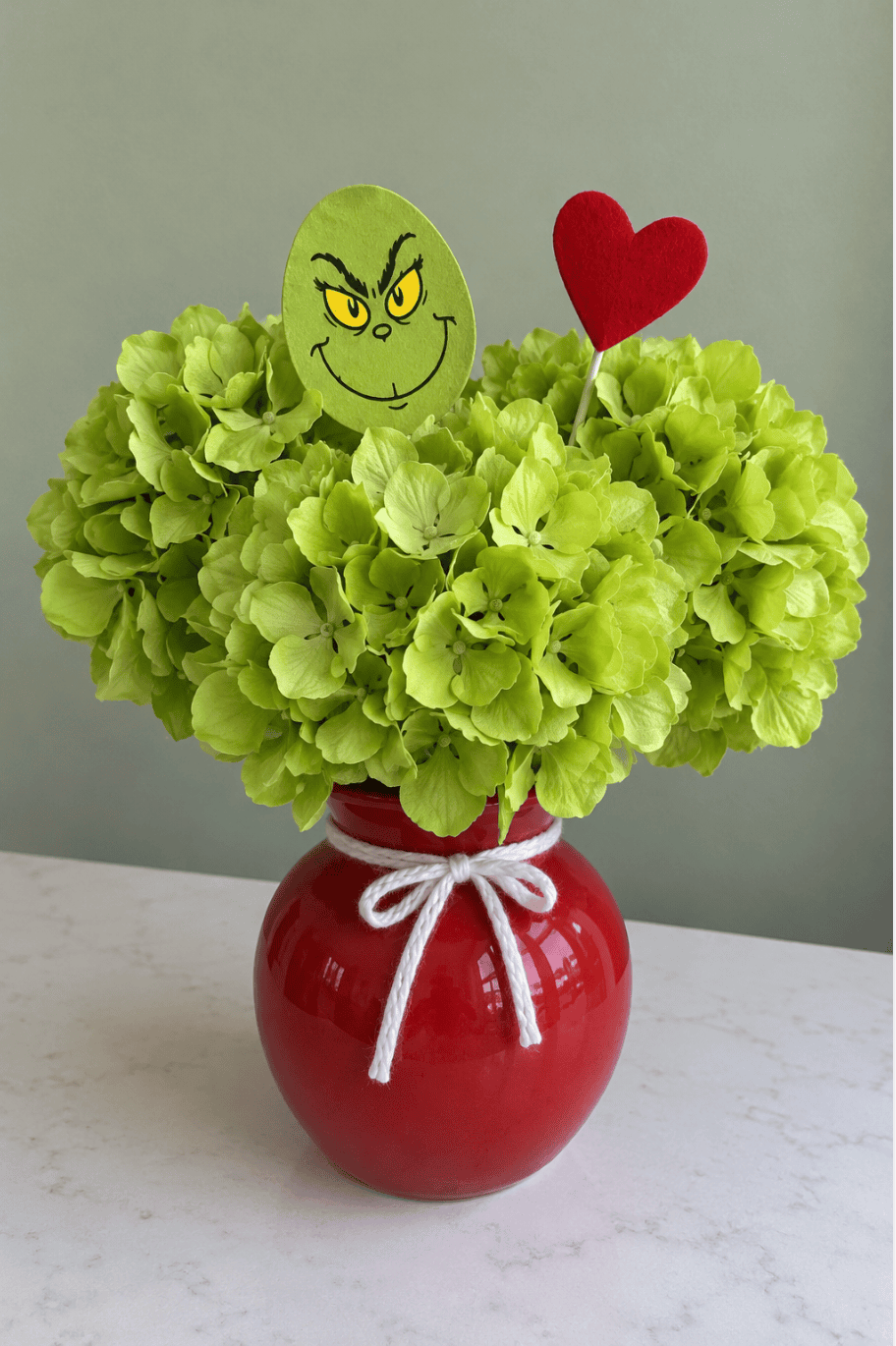 24 Easy DIY Grinch Centerpieces for a Whoville-Inspired Christmas 70 24 Easy DIY Grinch Centerpieces for a Whoville-Inspired Christmas grinch centerpieces20 DIY Grinch Centerpieces
