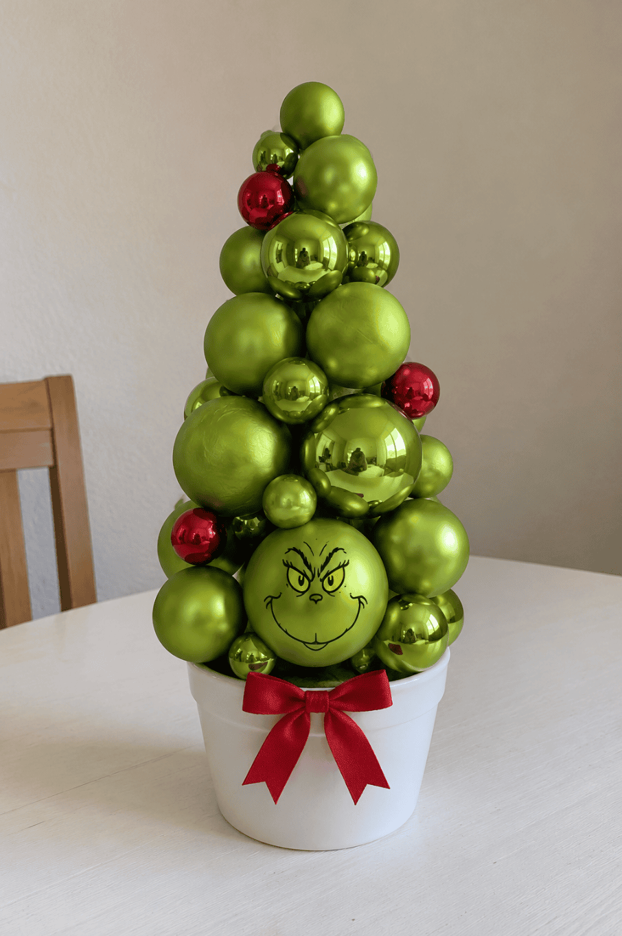 24 Easy DIY Grinch Centerpieces for a Whoville-Inspired Christmas 72 24 Easy DIY Grinch Centerpieces for a Whoville-Inspired Christmas grinch centerpieces22 DIY Grinch Centerpieces