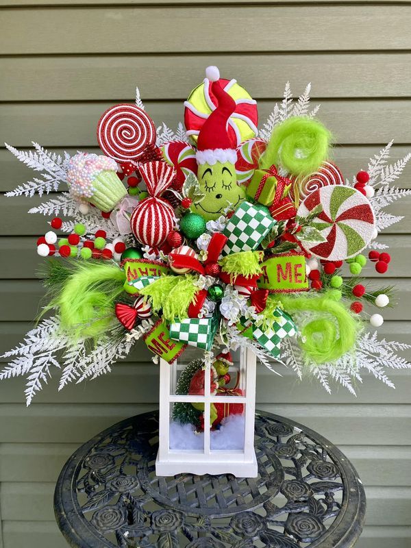 24 Easy DIY Grinch Centerpieces for a Whoville-Inspired Christmas 75 24 Easy DIY Grinch Centerpieces for a Whoville-Inspired Christmas grinch centerpieces25 DIY Grinch Centerpieces