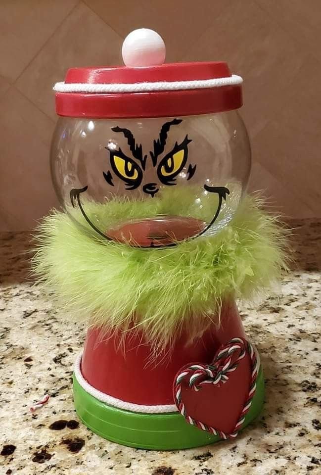 24 Easy DIY Grinch Centerpieces for a Whoville-Inspired Christmas 55 24 Easy DIY Grinch Centerpieces for a Whoville-Inspired Christmas grinch centerpieces4 DIY Grinch Centerpieces