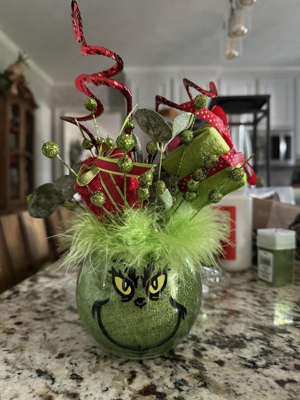 24 Easy DIY Grinch Centerpieces for a Whoville-Inspired Christmas 56 24 Easy DIY Grinch Centerpieces for a Whoville-Inspired Christmas grinch centerpieces5 DIY Grinch Centerpieces