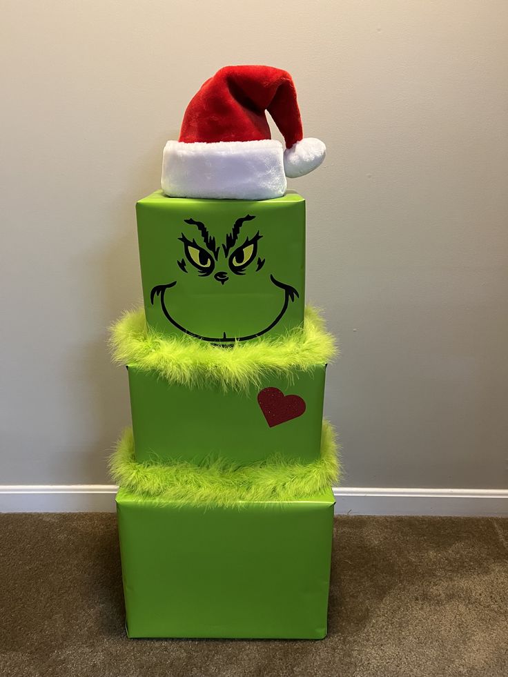 24 Easy DIY Grinch Centerpieces for a Whoville-Inspired Christmas 57 24 Easy DIY Grinch Centerpieces for a Whoville-Inspired Christmas grinch centerpieces6 DIY Grinch Centerpieces