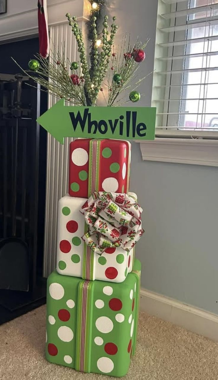24 Easy DIY Grinch Centerpieces for a Whoville-Inspired Christmas 58 24 Easy DIY Grinch Centerpieces for a Whoville-Inspired Christmas grinch centerpieces7 DIY Grinch Centerpieces