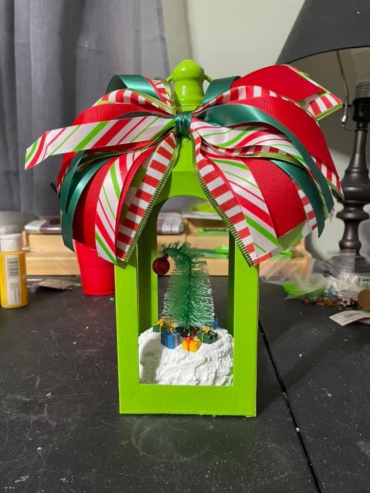 24 Easy DIY Grinch Centerpieces for a Whoville-Inspired Christmas 60 24 Easy DIY Grinch Centerpieces for a Whoville-Inspired Christmas grinch centerpieces9 DIY Grinch Centerpieces