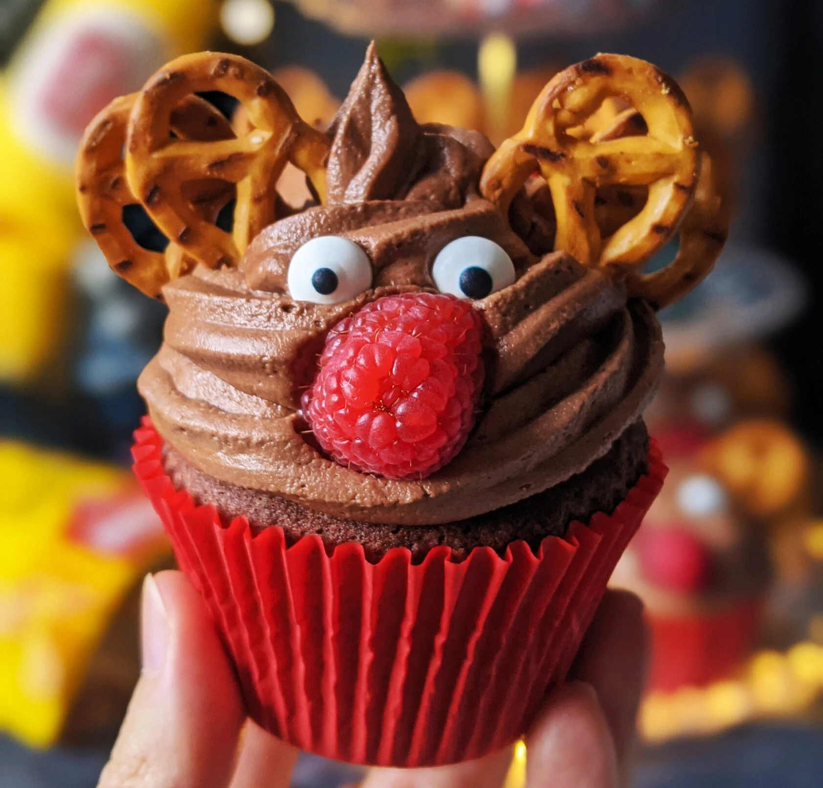 24 Easy & Creative Christmas Cupcakes to Try Right Now 60 24 Easy & Creative Christmas Cupcakes to Try Right Now Gluten free chocolate reindeer cupcakes with pretzel antlers, round biscuit faces, and candy noses